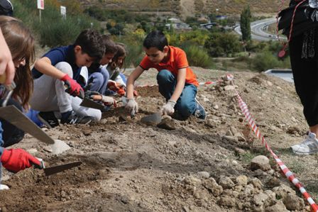 სკოლის მოსწავლეები გრაკლიან გორაზე არქეოლოგიურ გათხრებში მონაწილეობენ